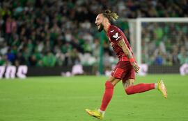 El mediocampista serbio Nemanja Gudelj celebra tras anotar el gol del empate para el Sevilla ante Betis.