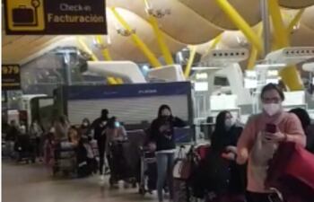 Paraguayos en el Aeropuerto de Barajas, Madrid, no pudieron salir de España debido a que su vuelo fue suspendido por la intensa nevada.