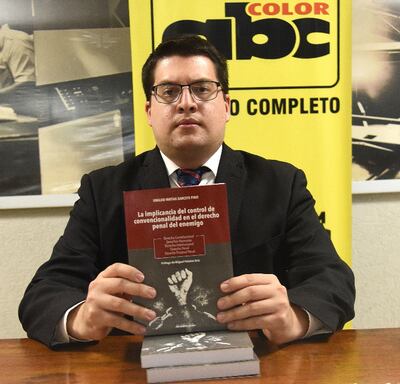 Ubaldo Matías Garcete Piris muestra su libro en la redacción de nuestro diario.