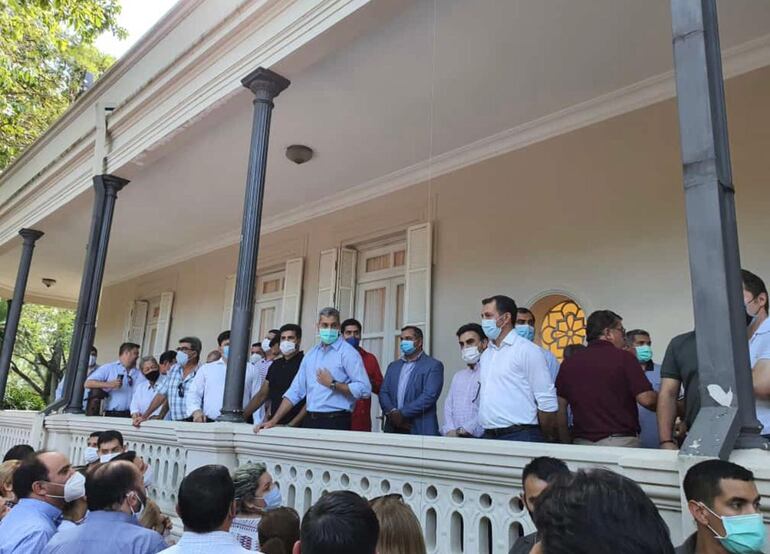 El presidente Mario Abdo Benítez dirigiéndose a los presentes en Mburuvicha Róga.