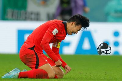 Son Heung-min  se quita la máscara protectora y celebra con llanto el triunfo ante Portugal y la clasificación de Corea del Sur a octavos de final del Mundial de Qatar 2022
