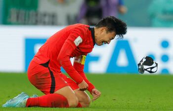 Son Heung-min se quita la máscara protectora y celebra con llanto el triunfo ante Portugal y la clasificación de Corea del Sur a octavos de final del Mundial de Qatar 2022