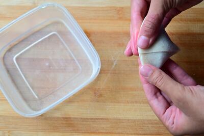 Selle los bordes para cerrar la samosa.