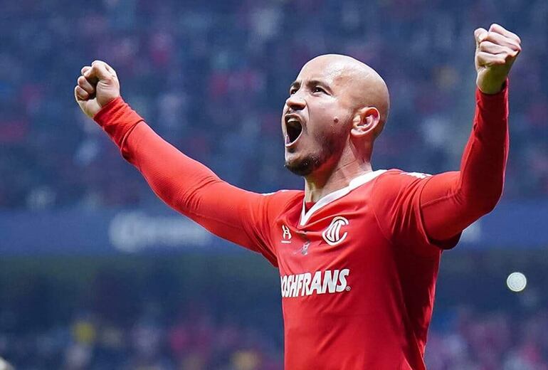 Carlos Gabriel González Espínola (29), Cocoliso, en el festejo de su tanto registrado ante América.