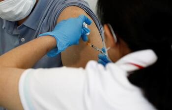 Japón informa de dos muertes en vacunados con los lotes procedentes de España