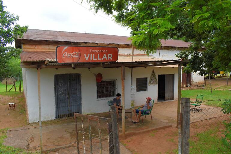 El casero Luis Villar junto a uno de sus hijos en la exestación de Coronel Martínez donde llegó a funcionar un copetín.