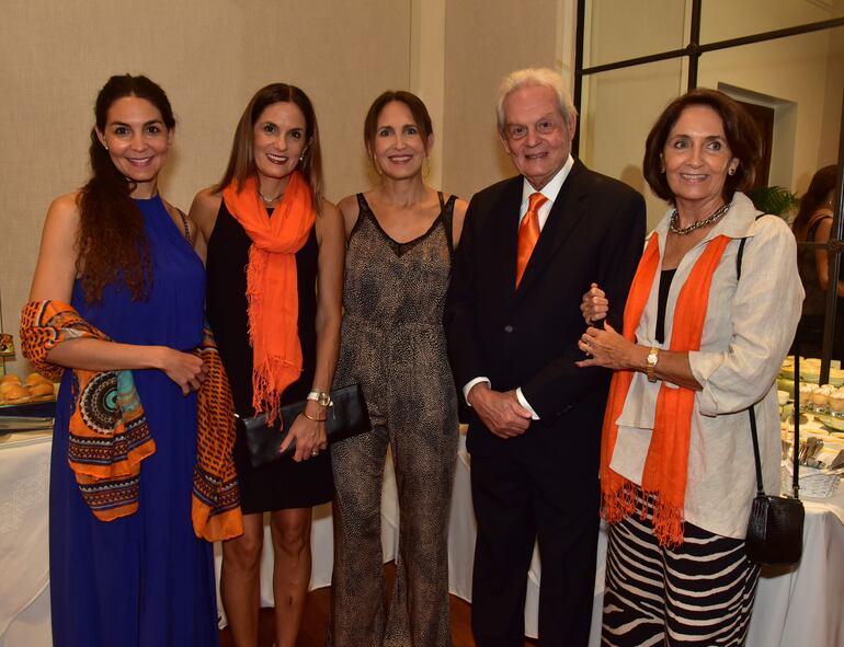 Macarena, Sol, y Montserrat Caballero Bosch, Guillermo Caballero Vargas e Yvonne Bosch.