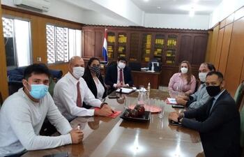 Reunión de los gremios veterinarios con el asesor jurídico el MAG, Orlando Franco, hoy.