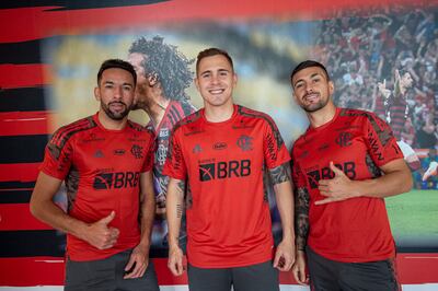 Robert Piris Da Motta (centro), con Mauricio Isla y  Giorgian De Arrascaeta.