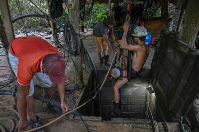 En el interior de una choza de techo de lona escondida en la selva, Webson Nunes escucha un grito que entiende como una orden: el joven acciona la palanca de una polea eléctrica y enrolla el cable hasta sacar a su compañero del subsuelo.