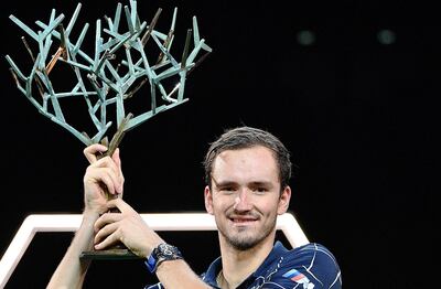 Medvédev, ganador el domingo en París, relegó a Federer en el ranking. AFP