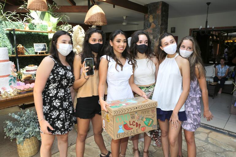 María Bethania recibiendo el obsequio de sus amigas.
