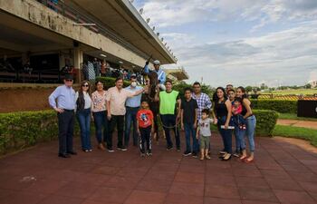 Eliseo Lauro y la gente de El Rancho celebran con Republic.