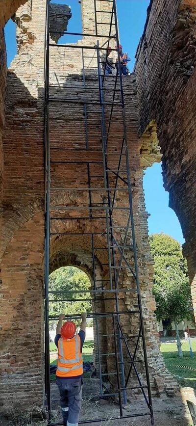 La cuadrilla de Trinidad trabaja en la limpieza de los antiguos muros de la Iglesia de San Carlos de Borromeo.