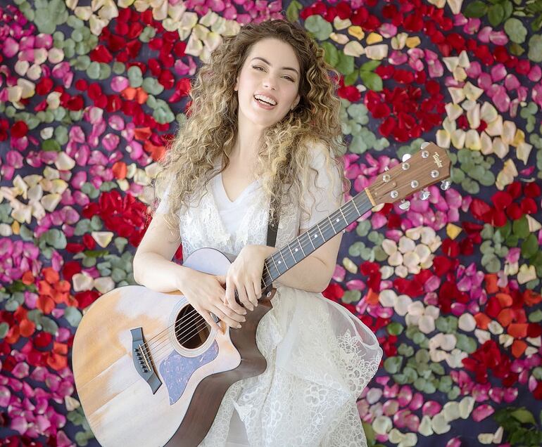 Sol Pérez, vocalista de la agrupación Dalí, en un fotograma del videoclip de “Renacer”.