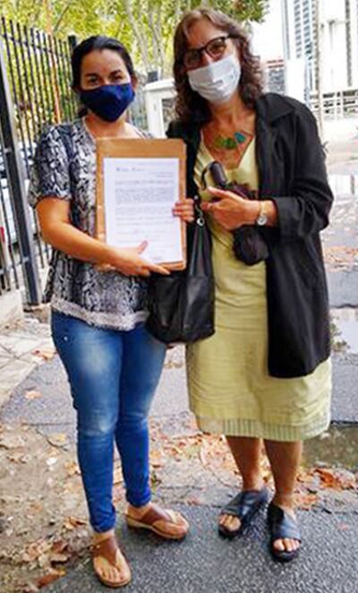 Myrian Villalba mostrando la notificación de la Conare argentina.