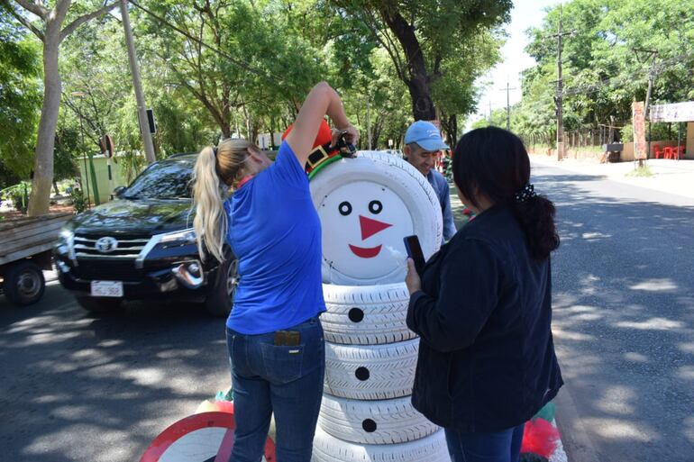 Los funcionarios de la municipalidad de Villa Elisa durante la elaboración de los adornos.