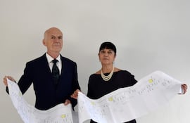 Los autores del estudio sobre los descendientes vivos de Leonardo Da Vinci, Alessandro Vezzosi (i) y Agnese Sabato (d), sostienen el árbol genealógico por línea directa masculina de Da Vinci desde el 1820 hasta la actualidad.