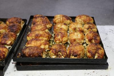 Uno de los menús que se ofreció a funcionarios y pacientes del Hospital de Clínicas fue muslo de pollo relleno.