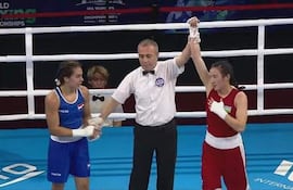 Minerva Montiel se resigna ante Sitora Turdibekova, en la pelea que perdió ayer contra la uzbeka en el marco del Campeonato Mundial Femenino de Boxeo.