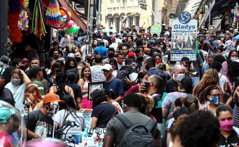 Cientos de personas salieron el fin de semana, en diferentes ciudades de Brasil, a realizar compras en tiendas y mercados.