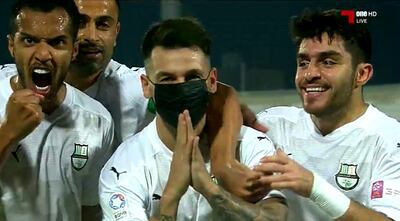 Hernán Pérez en el festejo del gol y el pedido del uso de la mascarilla.