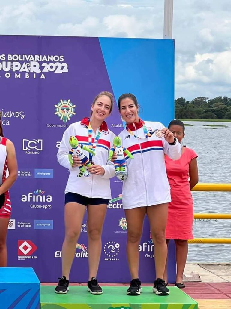Adriana Sanabria y Gabriela Mosqueira, contentas al recibir sus medallas de bronce luego de una gran jornada.