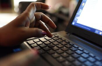 computadora mano cibercrimen