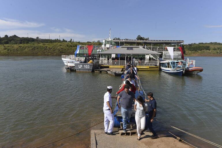 La embarcación tiene una capacidad de 220 pasajeros y realizará un recorrido diario, de lunes a viernes.