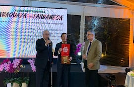 César Ross y Ricardo Wollmeister, por el sector de la industria, entregaron al embajador José Chih-Cheng Han, una distinción por su apoyo a la producción ganadera de Paraguay.