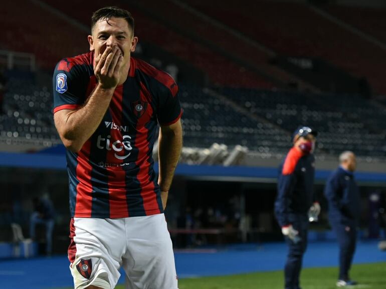 Diego Churín festejo el tanto del 1-0 sobre Olimpia en La Nueva Olla.