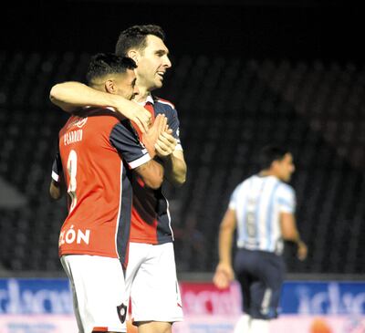 Carizzo y Boselli abrazados luego del gol