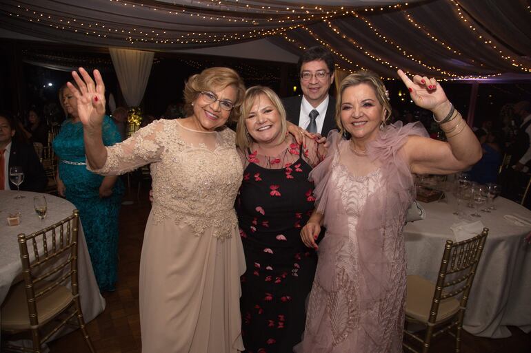 Disfrutando de la fiesta Julia Redick, Nicha Ortiz y Blanca Larrosa.