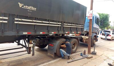 Los intervinientes tuvieron que pedir apoyo de gomeros para hallar la marihuana prensada.