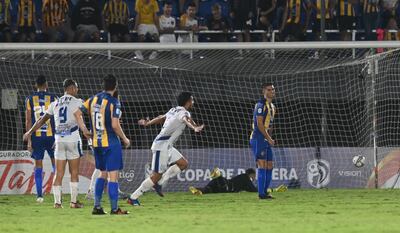 Elías Sarquis comienza el festejo luego de anotar el primero de Ameliano