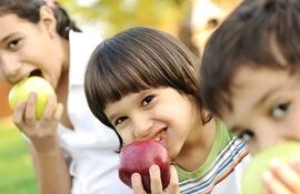Las vacaciones de invierno, estar más tiempo en la casa y compartir con los niños y sus amigos es la excusa perfecta y una oportunidad para preparar deliciosas comidas saludables en familia, e incentivar a tomar agua y comer frutas.