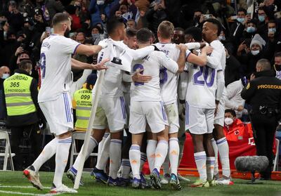 Los jugadores del Real Madrid celebran el segundo gol del equipo madridista durante el encuentro correspondiente a la decimoquinta jornada de primera división que disputan hoy domingo frente al Sevilla en el estadio Santiago Bernabéu, en Madrid.