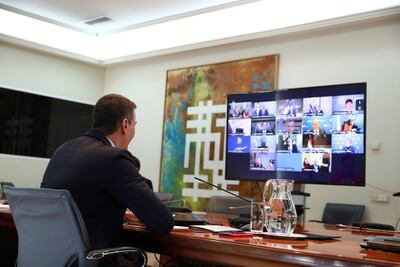 El jefe de Gobierno españo, Pedro Sánchez, anfitrión de la conferencia, se dirige a los presidentes de Iberoamérica, hoy.
