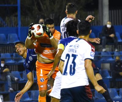 En la maraña de hombres, el arquero de Sol de América, Víctor Centurión, se hace de la pelota en uno de los intentos azulgranas.