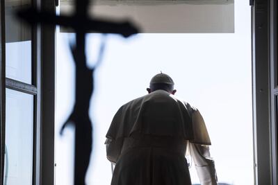 El papa Francisco desde la ventana de su oficina, con vistas a la Plaza de San Pedro en el Vaticano.