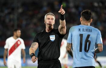 El árbitro brasileño Anderson Daronco en el partido entre Uruguay y Perú, el jueves pasado.