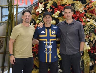 Nicolás Maná, con pasado en nuestro medio en Guaraní y Sol de América, posando con el presidente del Sportivo Trinidense, Norman Rieder (d) y el gerente derpotivo Jonathan Santana.