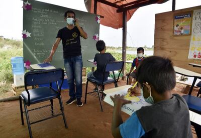 Édgar Villalba pasó de ser reciclador a maestro ejerciendo una fuerte labor junto a voluntarios y los niños, en la “escuelita” del Bañado. Un ejemplo a seguir en otros lugares.