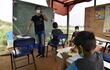 Édgar Villalba pasó de ser reciclador a maestro ejerciendo una fuerte labor junto a voluntarios y los niños, en la “escuelita” del Bañado. Un ejemplo a seguir en otros lugares.