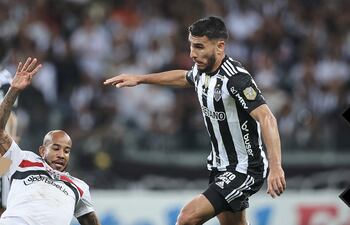 Junior Alonso (d), del Atlético Mineiro, ante Patrick, de São Paulo.