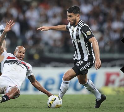 Junior Alonso (d), del Atlético Mineiro, ante Patrick, de São Paulo.