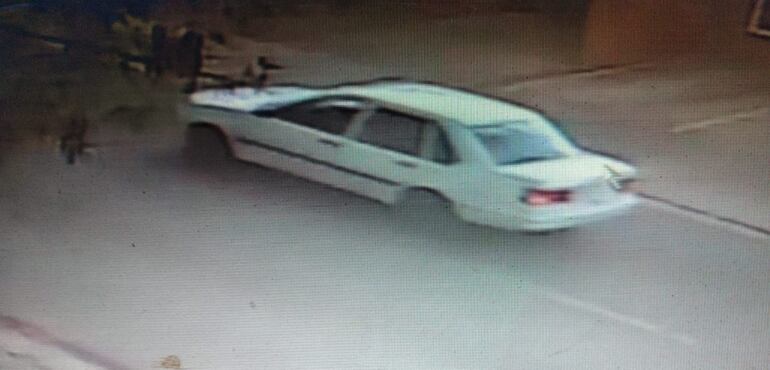 El vehículo que aparece en las cámaras de circuito cerrado y con el cual comparó la Policía.
