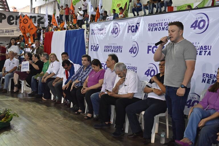 Luis Paciello, de pie, en la presentación de la lista de senadores del Frente Guasu en Club Ciudad Nueva, el 12 de noviembre de 2022. 