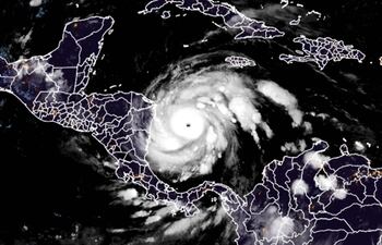 Imagen satelital que muestra al huracán Iota mientras se acercaba a Centroamérica, el pasado lunes.