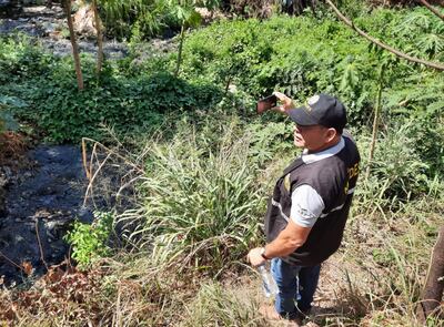 El arroyo Damián presenta un color negro y con alta contaminación, según constataron los fiscalizadores del Mades.